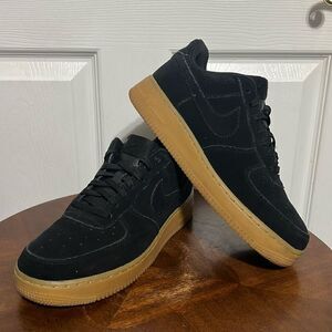 🔥🔥 NIKE Air Force 1 Black Gum Suede Sneakers - Men Sz 6.5  EXCELLENT Condition